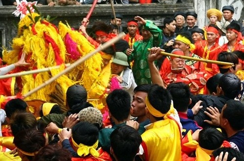 Cảnh hỗn chiến tại Đền Gióng.