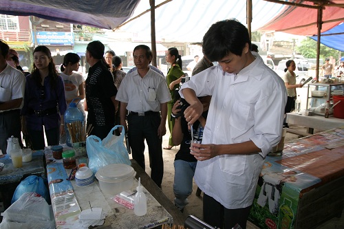 Cán bộ y tế kiểm tra thực phẩm tại một quán ăn. Ảnh: TM