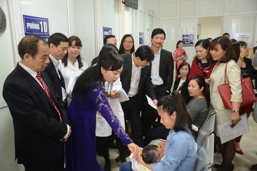 Bộ trưởng Nguyễn Thị Kim Tiến kiểm tra tại Viện Dinh dưỡng.