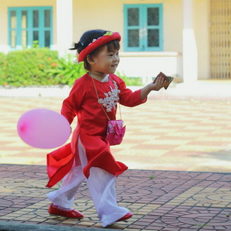 Tết, trẻ em và áo dài.