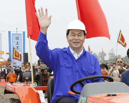 Chủ tịch nước Trần Đại Quang lái máy cày ruộng tại Lễ hội Tịch điền đầu xuân Đinh Dậu, 2017.