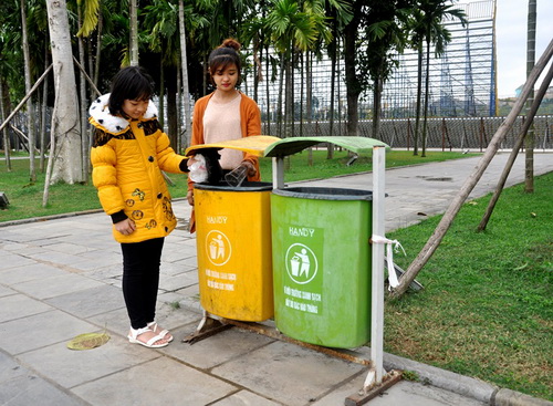 Cần tuyên truyền để người dân có thói quen vứt rác đúng nơi quy định. (Ảnh minh họa)