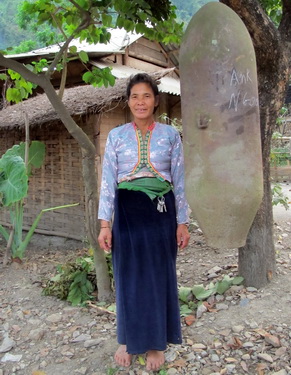 Bên vỏ quả bom treo trước cổng, mế Phơi bảo: “Mế treo nó ở đây để suốt đời mế, con cháu mế cũng không quên được. Phải biết mình đã trải qua khổ ải thế nào để mà sống tốt…”.