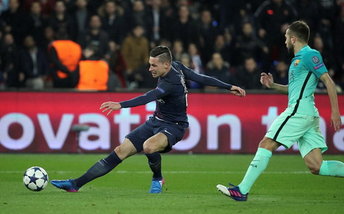 Julian Draxler sút quyết đoán nâng tỷ số lên 2-0.