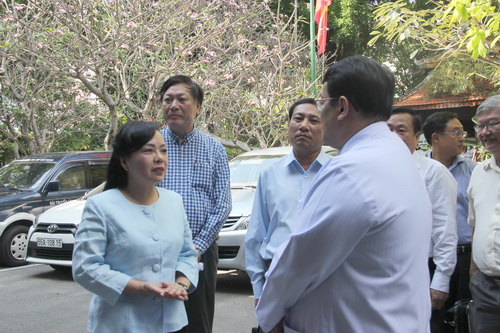 Bộ trưởng Nguyễn Thị Kim Tiến thăm và làm việc tại Viện YDHDT TP. Hồ Chí Minh.