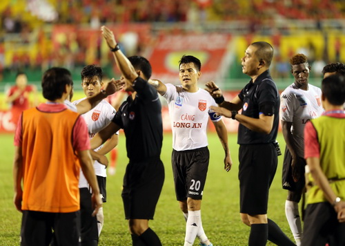 CLB Bóng đá Long An phản ứng trọng tài tại V-League 2017.