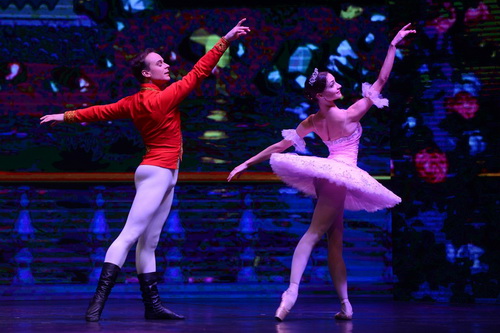 Kẹp hạt dẻ của Nhà hát Talarium Et Lux đã mang đến cách nhìn, cách cảm thụ ballet mới mẻ cho khán giả Việt Nam. Kẹp hạt dẻ của Nhà hát Talarium Et Lux đã mang đến cách nhìn, cách cảm thụ ballet mới mẻ cho khán giả Việt Nam.
