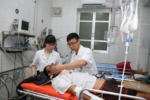 Cấp cứu cho bệnh nhân tại Bệnh viện Việt Đức. Ảnh: TM