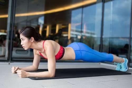 Tập luyện đều đặn là cách giảm cân an toàn.