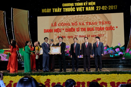 Phó Thủ tướng Vũ Đức Đam trao danh hiệu Chiến sĩ thi đua toàn quốc cho cán bộ y tế.       Ảnh: TM