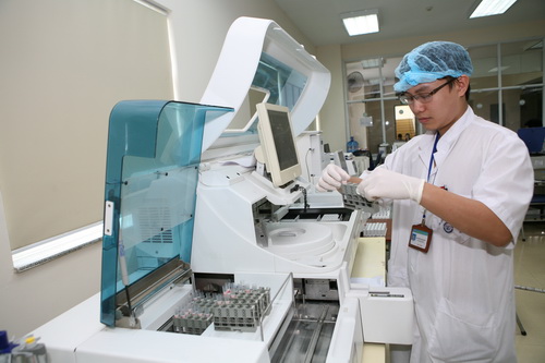 Đầu tư máy xét nghiệm hiện đại giúp chẩn đoán bệnh chính xác hơn. Ảnh: TM