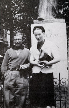 Sartre và de Beauvoir tại đài tưởng niệm Balzac.