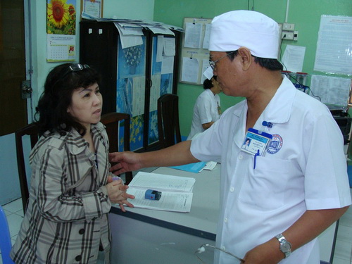 Bác sĩ Đễ chia sẻ và động viên trước nỗi lo của người nhà bệnh nhân.