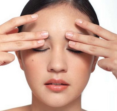 Xoa bóp vùng ổ mắt. 