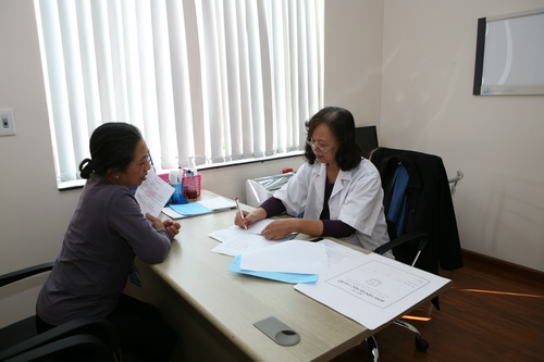 Khi có bất thường về đường tiết niệu, cần đi khám sớm để được tư vấn điều trị kịp thời. (ảnh minh hoạ) Ảnh: TM