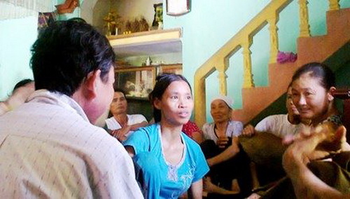 Thánh cô (ở giữa) đang chẩn đoán bệnh. Ảnh: H.A Thánh cô (ở giữa) đang chẩn đoán bệnh. Ảnh: H.A
