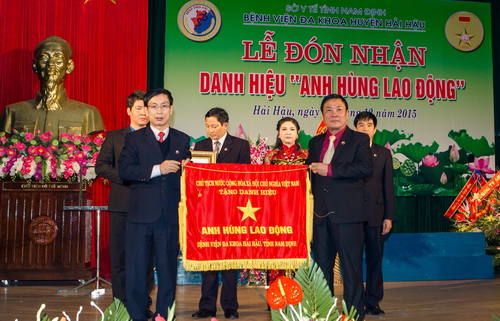 BS. Hoàng Mạnh Việt (phải) từng đón nhận nhiều phần thưởng cao quý của Đảng và Nhà nước. Ảnh: Thành Nam