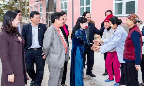 Bộ trưởng Bộ Y tế đánh giá cao sự phát triển của Bệnh viện đa khoa huyện Hải Hậu, đặc biệt là vai trò của BS. Việt trong lần về thăm và làm việc tại bệnh viện. Ảnh: Thành Nam