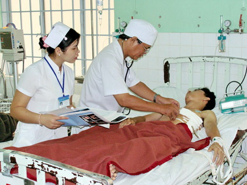 BS. Ngô Đức Đễ kiểm tra lại vết mổ cho bệnh nhân. BS. Ngô Đức Đễ kiểm tra lại vết mổ cho bệnh nhân.