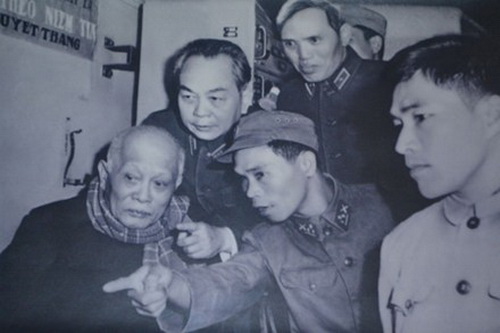Tiểu đoàn trưởng Đinh Thế Văn (đội mũ) đang thuyết minh cách đánh B.52 với Chủ tịch Tôn Đức Thắng (ngoài cùng bên trái) và Đại tướng Võ Nguyên Giáp. Ảnh: Tư liệu gia đình ông Đinh Thế Văn Tiểu đoàn trưởng Đinh Thế Văn (đội mũ) đang thuyết minh cách đánh B.52 với Chủ tịch Tôn Đức Thắng (ngoài cùng bên trái) và Đại tướng Võ Nguyên Giáp. Ảnh: Tư liệu gia đình ông Đinh Thế Văn