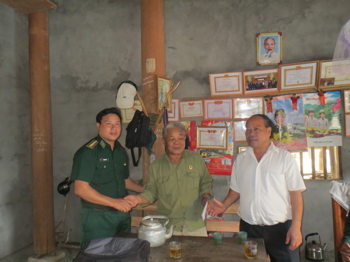 Đại diện đơn vị và địa phương tặng quà, động viên cốt cán, già làng, trưởng bản, người có uy tín trên địa bàn nhân Ngày Biên phòng toàn dân (3/3).