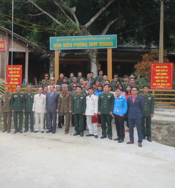 Chi đoàn Đồn Biên phòng Tam Quang tham mưu cho cấp ủy, chỉ huy đồn mời Hội Cựu chiến sĩ bị địch bắt, tù đày tỉnh Nghệ An lên giao lưu “tiếp lửa truyền thống” cho tuổi trẻ đơn vị.