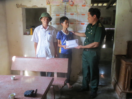 Dù còn nhiều khó khăn, song với phương châm “lòng dân yên, biên cương vững”, Chi đoàn Đồn Biên phòng Tam Quang nhận đỡ đầu hiệu quả 2 học sinh nghèo trên địa bàn và 1 học sinh ở ngoại biên với mức hỗ trợ 500.000đ/em/tháng.