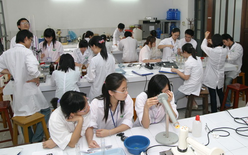 Phát triển nguồn nhân lực y tế phục vụ công tác điều trị và quản lý y tế. Ảnh: TM