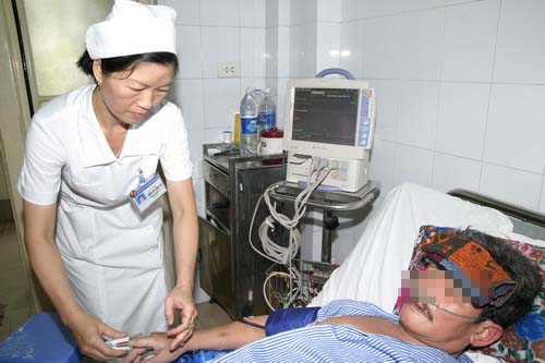 Điều trị cho bệnh nhân tại BV Lao và Bệnh phổi TW. Ảnh: TM