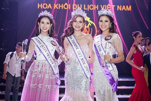 Dù đã đoạt danh hiệu Á khôi 1, Nguyễn Thị Thành (ngoài cùng bên phải) vẫn bị tước danh hiệu do vi phạm quy định thi người đẹp, người mẫu.