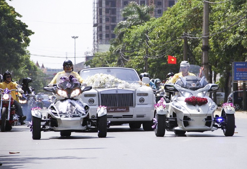 Ở một số đám cưới, trong buổi đón dâu, người ta thấy xuất hiện hàng trăm xe khủng, thậm chí đám cưới con một đại gia ở Cà Mau còn thuê nguyên chuyến bay của Vietnam Airlines để đón dâu.