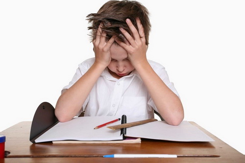 Chán nản, buồn bực là một trong những biểu hiện của chứng trầm cảm ở trẻ em.