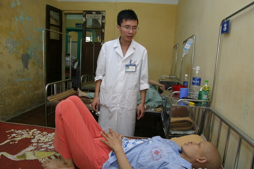 Bệnh nhân ung thư khi dùng thuốc cần có ý kiến của bác sĩ chuyên khoa. Ảnh: TM