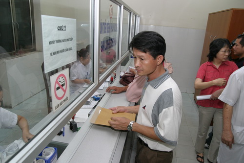 Người dân tham gia BHYT đã tăng lên gần 82%. Ảnh: TM
