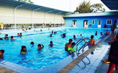 Nước tiểu có trong bể bơi là một nguyên nhân gây bệnh đau mắt đỏ.