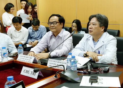 GS. Giang và GS. Phú chủ trì họp báo. Ảnh: PV