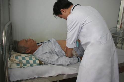 BS thăm khám cho bệnh nhân trước khi xuất viện.