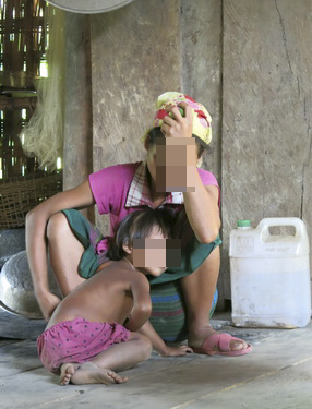 Sau cái chết của những phu vàng là nỗi đau và khó nhọc của vợ con họ. Sau cái chết của những phu vàng là nỗi đau và khó nhọc của vợ con họ.