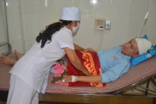 Bác sĩ Dương đang được đồng nghiệp chăm sóc tại Khoa ngoại tổng hợp của bệnh viện.