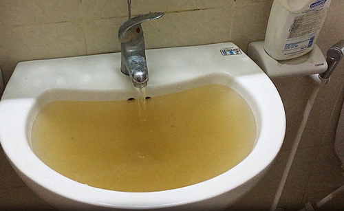 Nước sinh hoạt có màu vàng và cặn bẩn khiến nhiều hộ dân rất lo lắng.