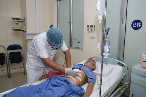 Người tham gia BHYT không bị ảnh hưởng nhiều khi giá dịch vụ y tế điều chỉnh. Ảnh: TM