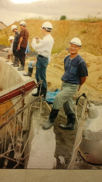 Kỹ sư Hoàng Khắc Bá (đứng đầu) trên công trường tháp điều áp, thủy điện Rào Quán, Quảng Trị (năm 2004).