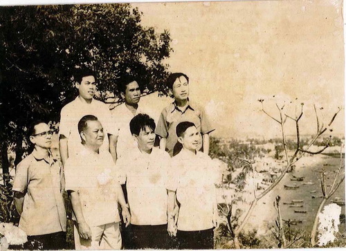 BS. Đặng Văn Tiến trong một chuyến công tác cùng Chủ tịch Lào Kay sỏn Phôm-vi-hản tại Nha Trang, năm 1977.