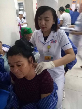 Bác sĩ phục hồi chức năng tuy vất vả nhưng luôn yêu nghề.