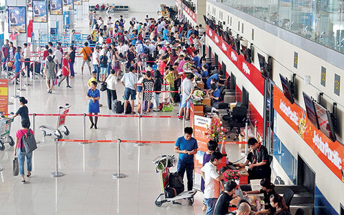Bây giờ, đường bay như mạng nhện, người đi tàu bay như đi chợ, đủ loại khách, đủ loại tính cách, đủ các trạng huống bi hài… (ảnh minh họa). Bây giờ, đường bay như mạng nhện, người đi tàu bay như đi chợ, đủ loại khách, đủ loại tính cách, đủ các trạng huống bi hài… (ảnh minh họa).