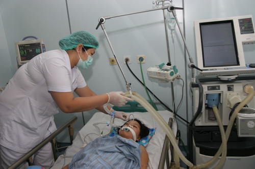 Đội ngũ thầy thuốc rất cần sự sẻ chia của cộng đồng. Ảnh: TM