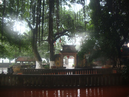 Cảnh đền Cùng giếng Ngọc.
