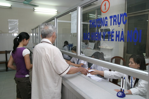 Người dân cần và nên tham gia BHYT. Ảnh: TM