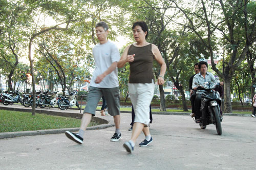 Đi bộ tốc độ tương đối nhanh hàng ngày giúp phòng ngừa lú lẫn tuổi già.