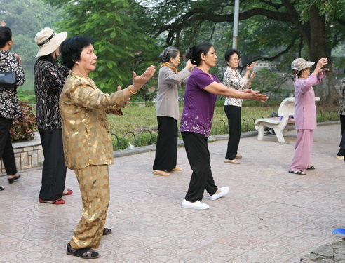 Tập thể dục nhẹ nhàng, phù hợp ít nhất 30 phút mỗi ngày tốt cho người bị tăng huyết áp. Ảnh: TM